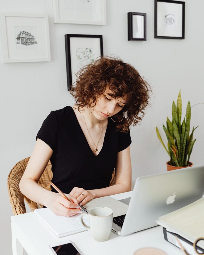 Frau am Schreibtisch