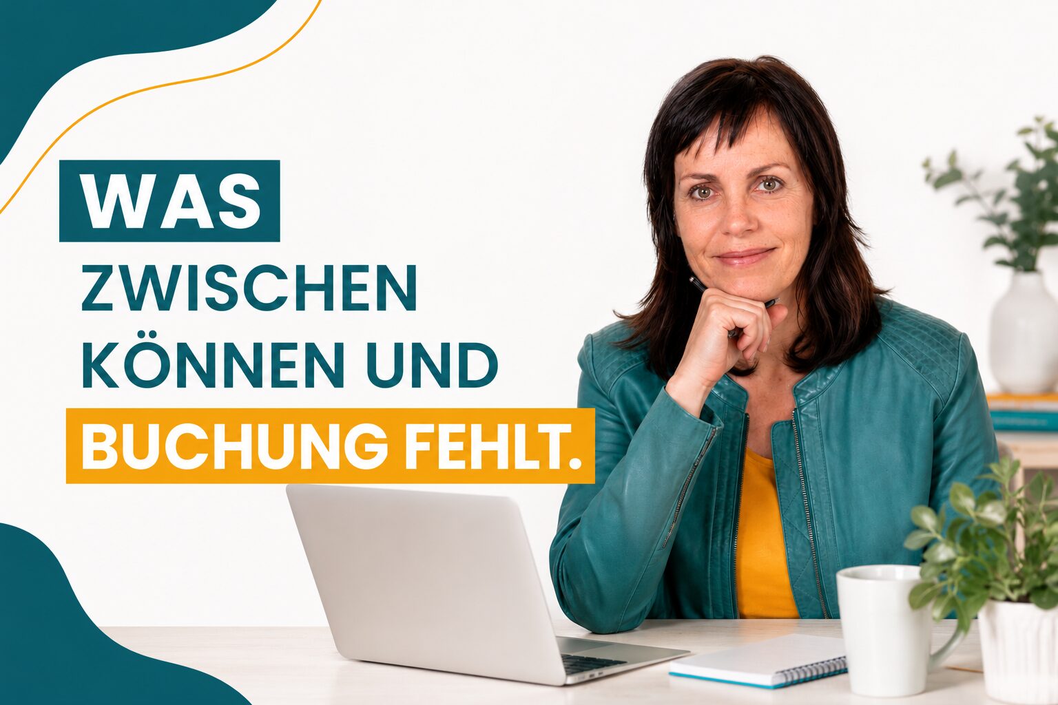 Christina Bodendieck sitzt mit freundlichem Blick am Laptop. Das Beitragsbild trägt den Overlay „Was zwischen Können und Buchung fehlt.“ und verdeutlicht, warum Erfahrung allein noch keine Kunden gewinnt.